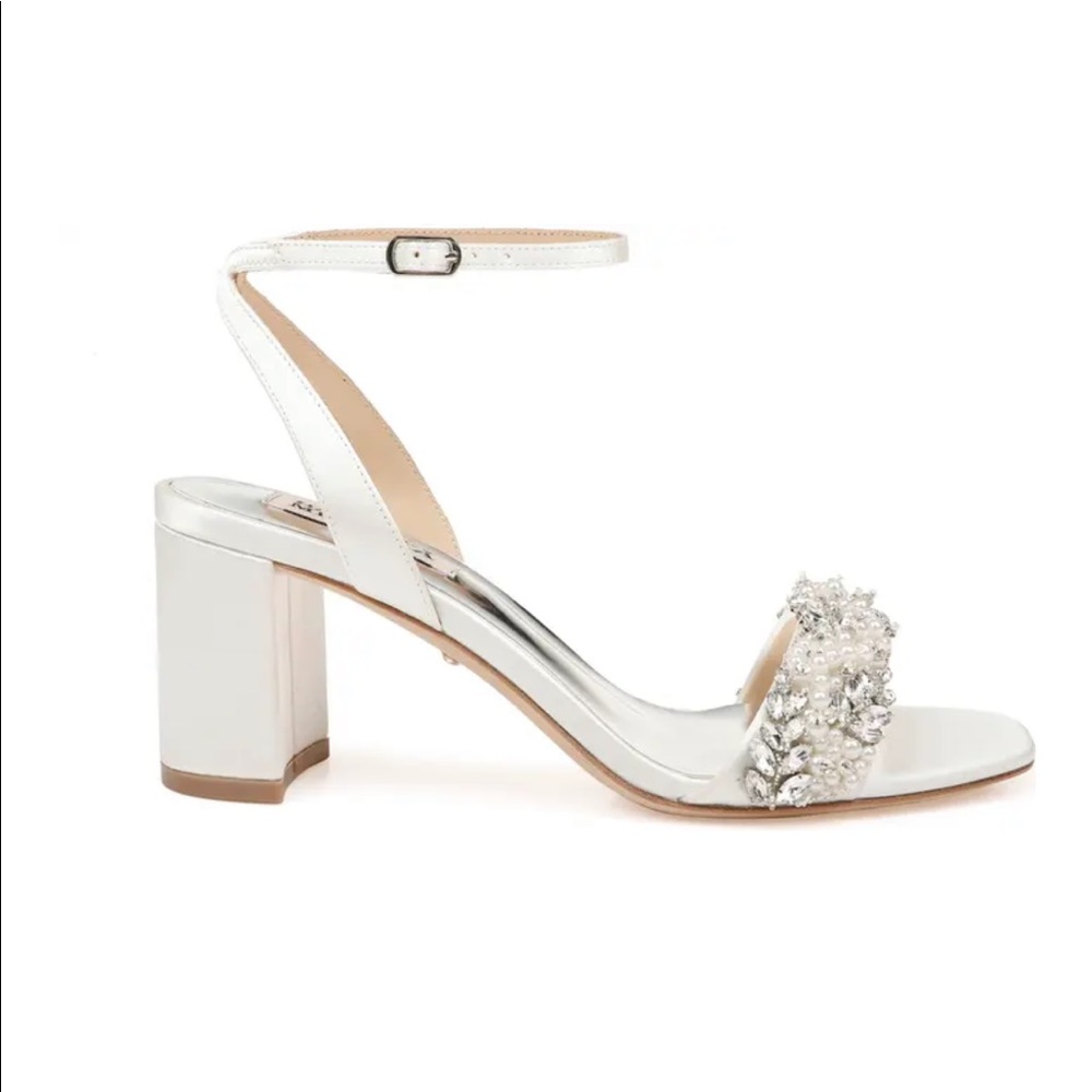 NWT Badgley Mischka Clara Heels in Ivory
